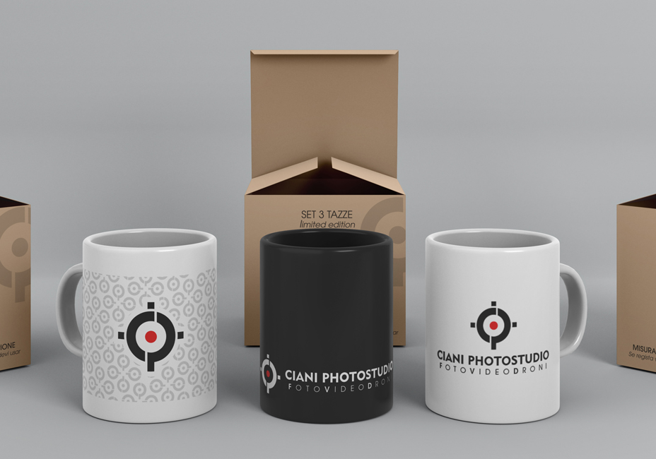 un set di tre tazze personalizzate con logo e motivi grafici