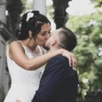 Piano medio di due sposi che si baciano in Villa Revoltella a Trieste
