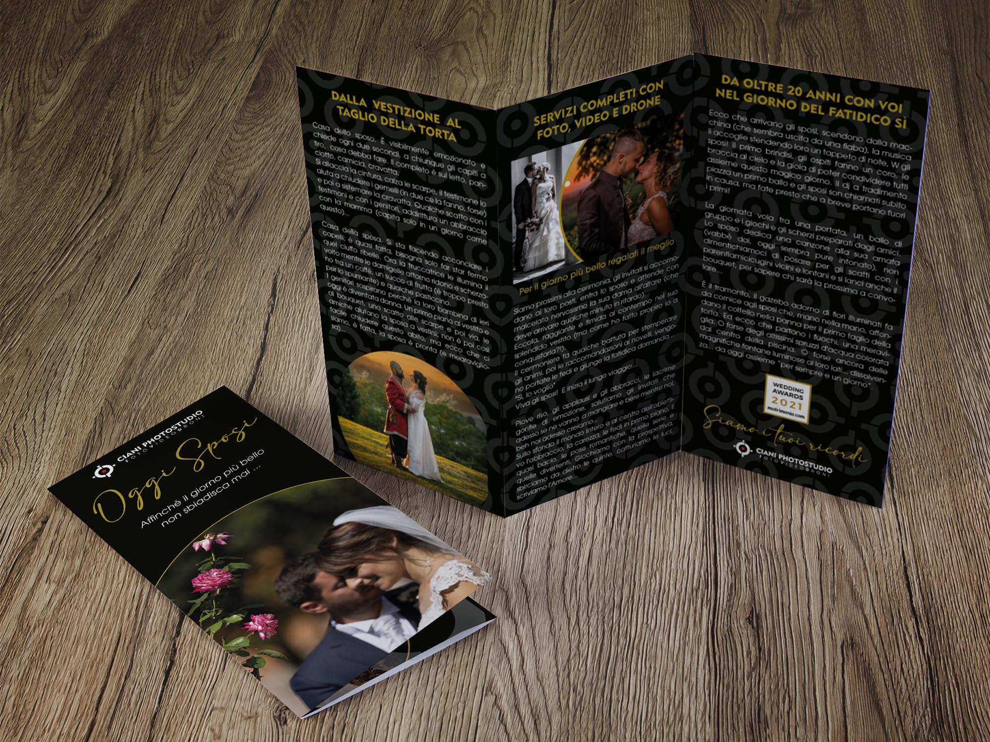 il mock up di un pieghevole a tre ante che pubblicizza l'attività di servizi foto e video per i matrimoni di Ciani Photostudio