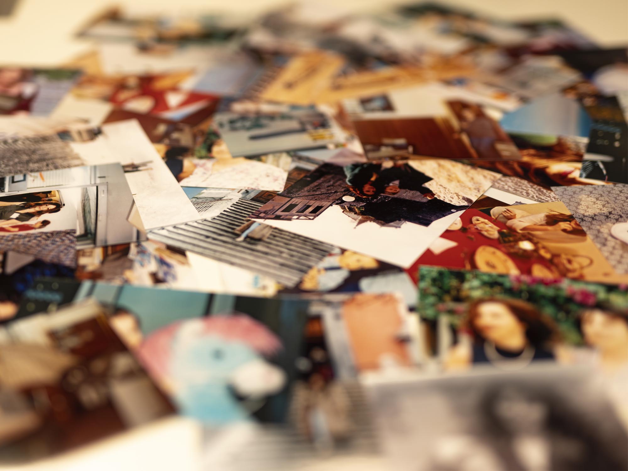 Una panoramica di un mucchio di fotografia sparpagliate su un tavolo