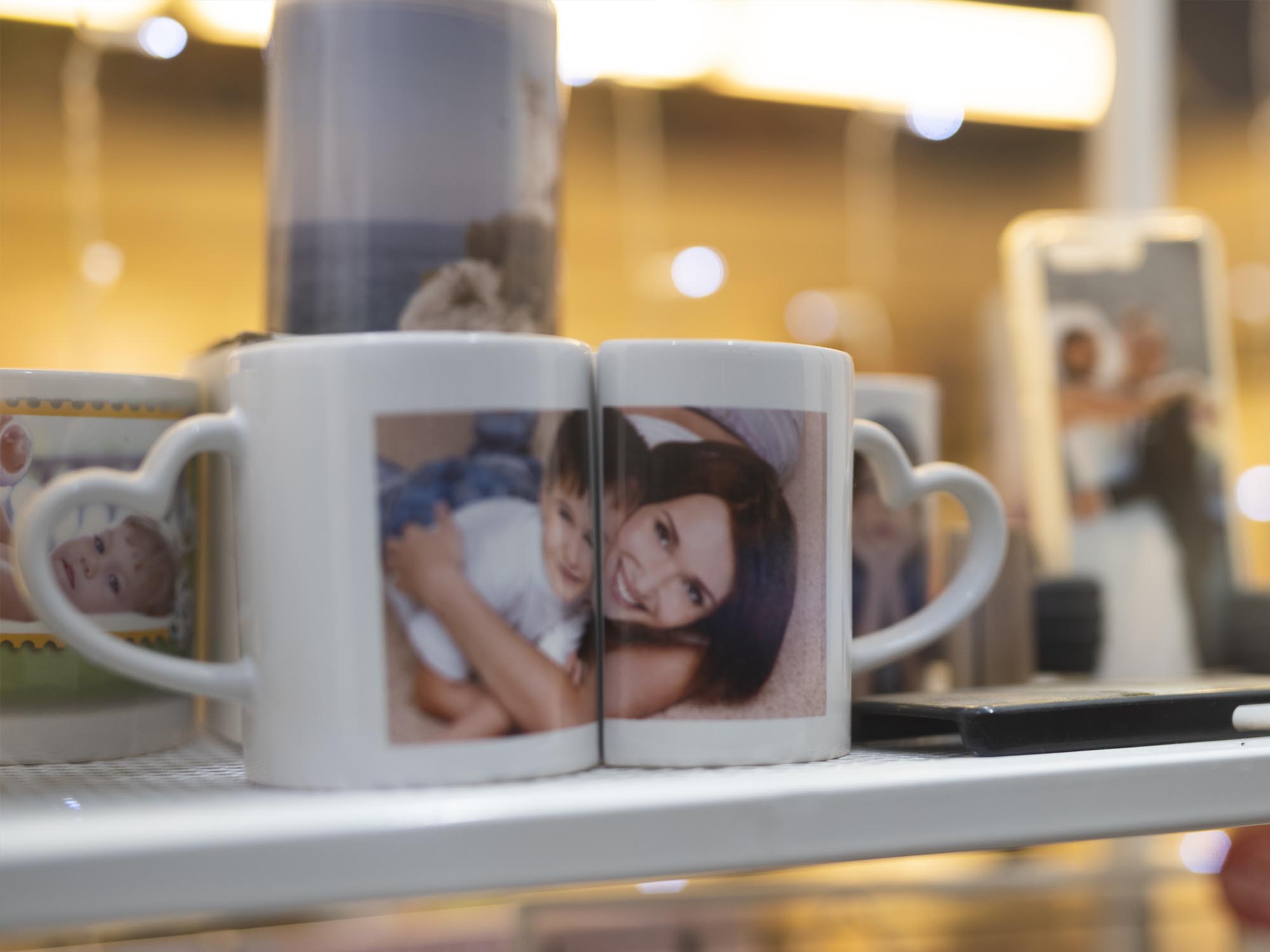 due tazze mug da caffelatte personalizzate con le foto di mamma e figlio e con i manici a forma di cuore