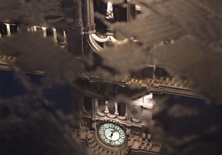 L'orologio del palazzo del municipio di Trieste riflesso in una pozzanghera