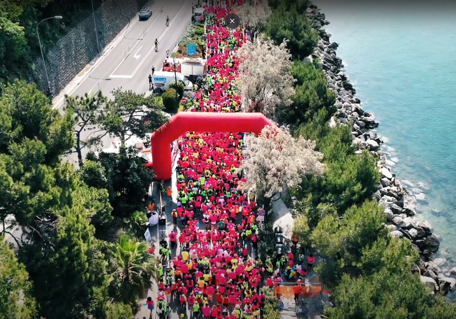 Vista aerea di una folla che partecipa a una maratona sul lungomare di Trieste